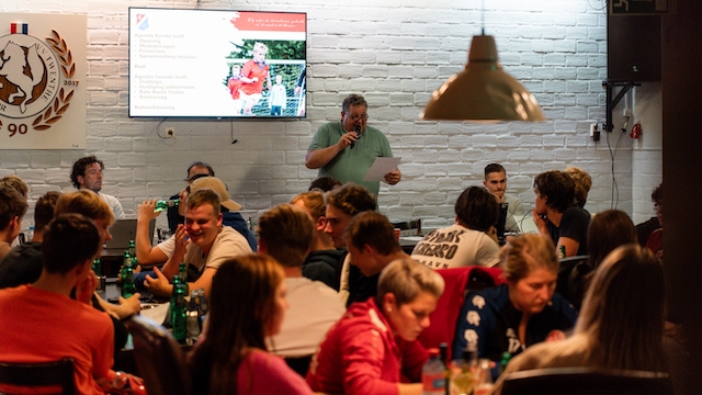 ALV: Herrezen logo, nieuwe penningmeester en brommende De Lat in bomvolle kantine