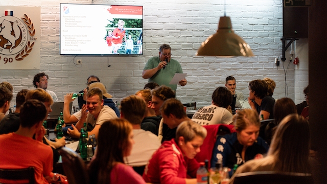 ALV: Herrezen logo, nieuwe penningmeester en brommende De Lat in bomvolle kantine 