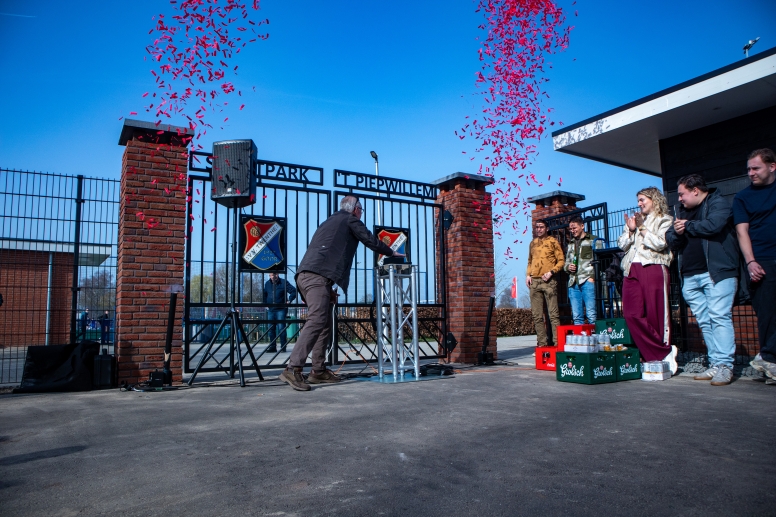 Entree en parkeerplaats ook geopend met leden