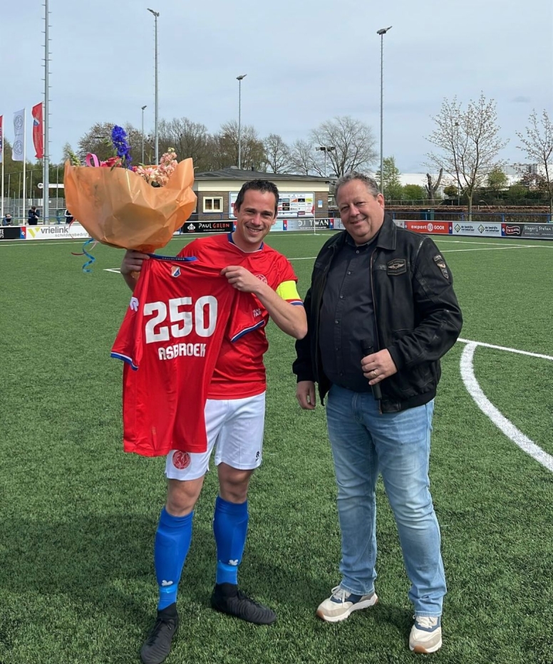 Jeffrey Asbroek gehuldigd voor 250e wedstrijd
