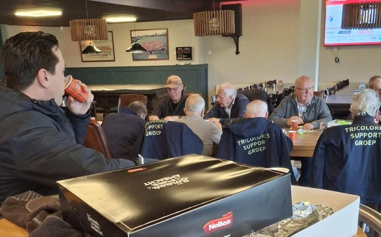 JO17-1 bedankt vrijdagploeg met saucijzen