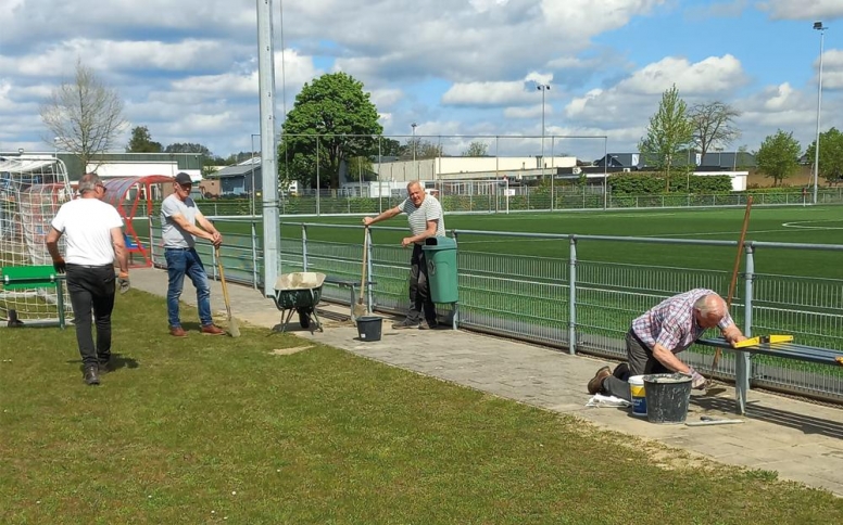 Nieuwe poort en bankjes bij veld 2