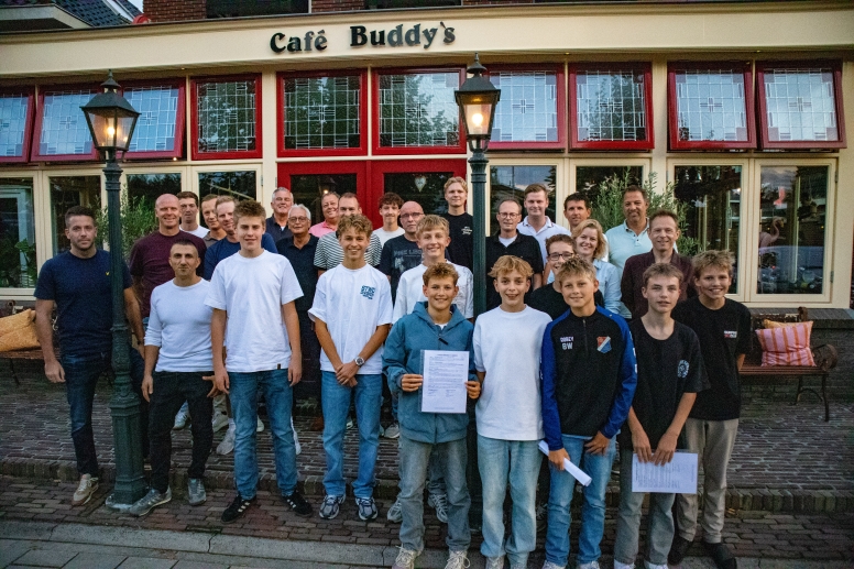 Trainers tekenen contracten voor speciaal seizoen