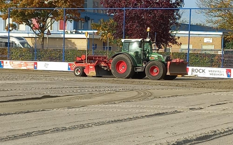 UPDATE | Afvoeren zandlaag veld 1 van start