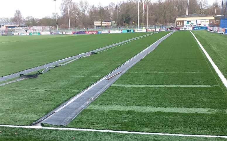 UPDATE | Kunstgras ligt erop, zand/rubber moet volgen