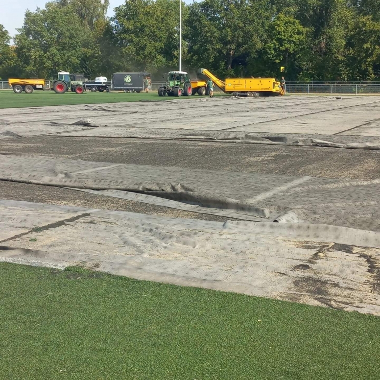 Werkzaamheden voor nieuwe kunstgrasvelden in volle gang